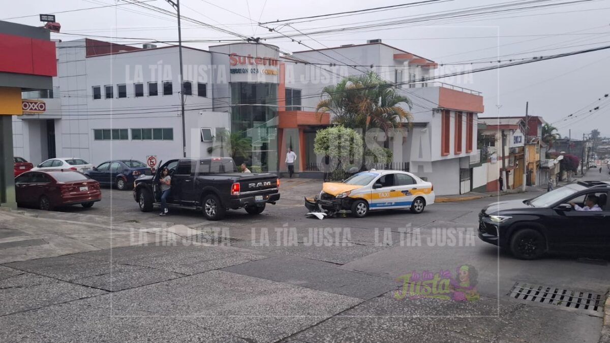 CHOCA CAMIONETA Y TAXI