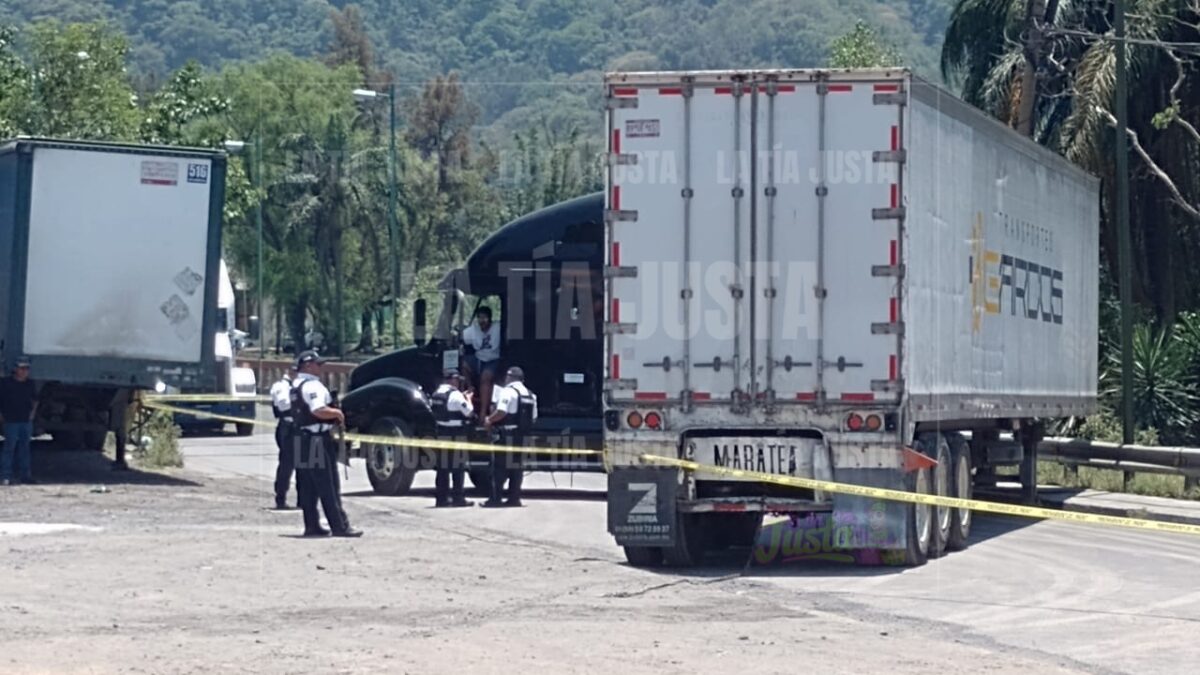 SE DESCUADRA TRÁILER EN LA ENTRADA AL PIVO