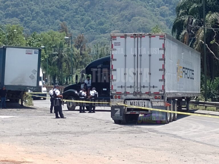 SE DESCUADRA TRÁILER EN LA ENTRADA AL PIVO