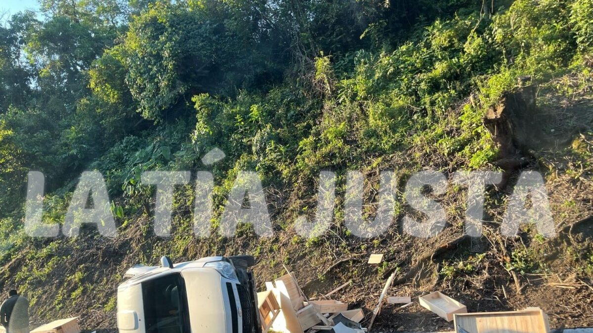 CHOQUE POR ALCANCE Y VOLCADURA A LA ALTURA DEL PUENTE EL METLÁC.