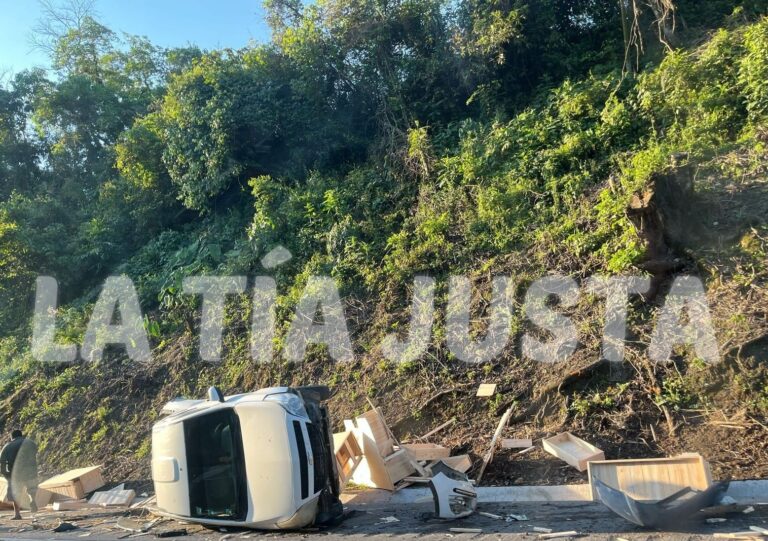 CHOQUE POR ALCANCE Y VOLCADURA A LA ALTURA DEL PUENTE EL METLÁC.