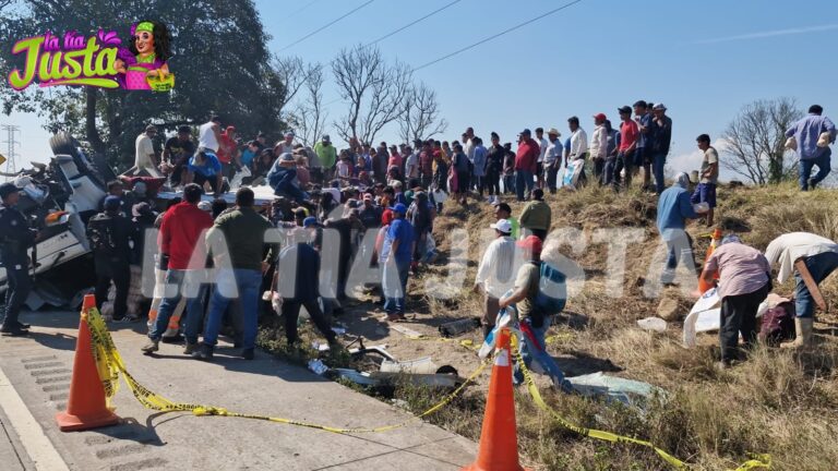 VOLCADURA EN LA AUTOPISTA CÓRDOBA-VERACRUZ DEJA A UN OPERADOR PRENSADO Y DESATA ACTOS DE RAPIÑA MIENTRAS ES RESCATADO.