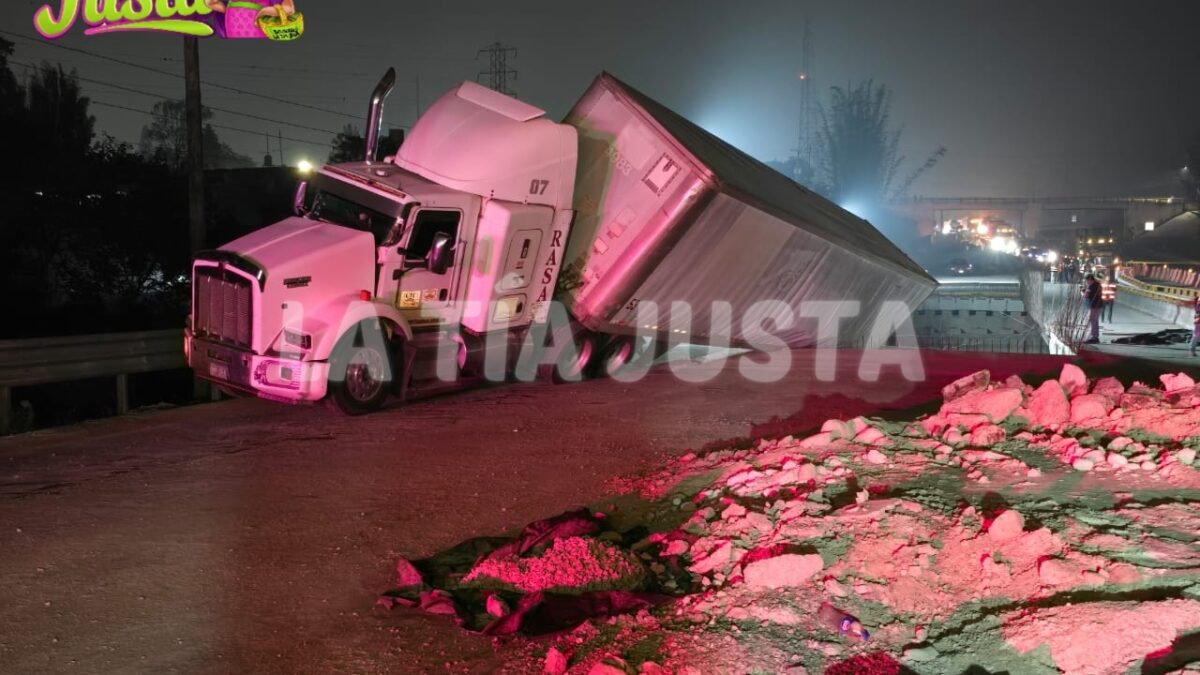 TRÁILER CON AZÚCAR ESTUVO A PUNTO DE CAER DEL PUENTE EN REPARACIÓN DE JALAPILLA.