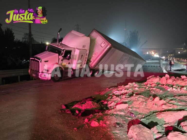 TRÁILER CON AZÚCAR ESTUVO A PUNTO DE CAER DEL PUENTE EN REPARACIÓN DE JALAPILLA.