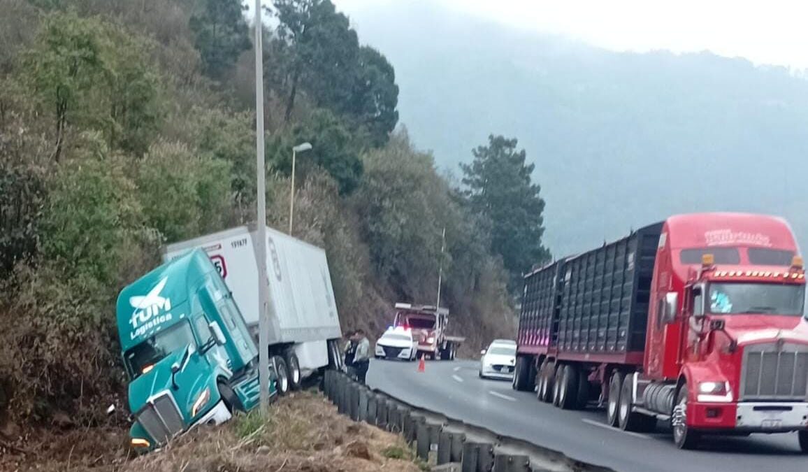TRÁILER SE SALE DE LA AUTOPISTA
