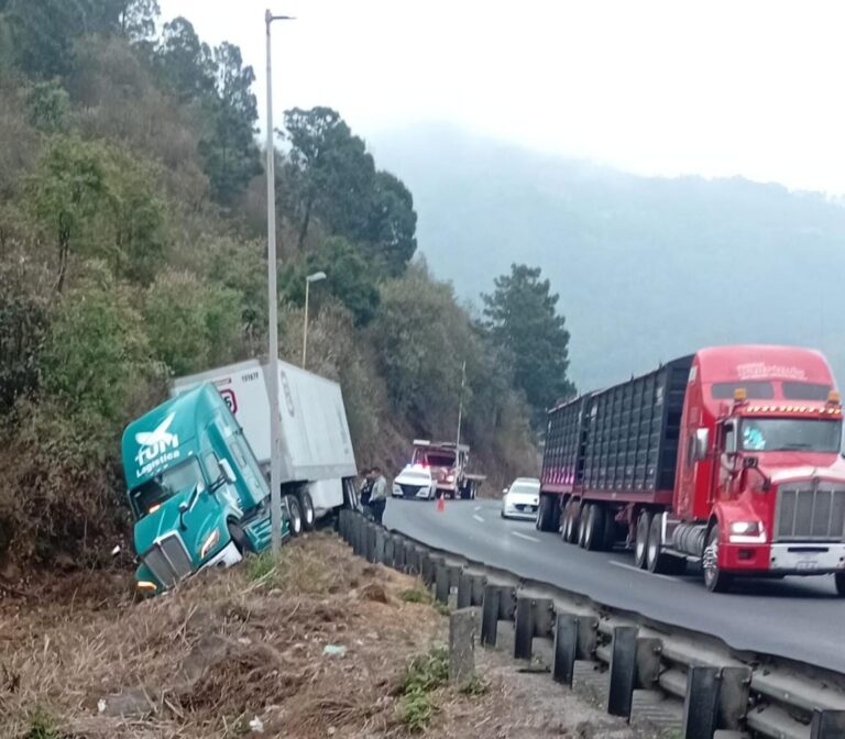 TRÁILER SE SALE DE LA AUTOPISTA