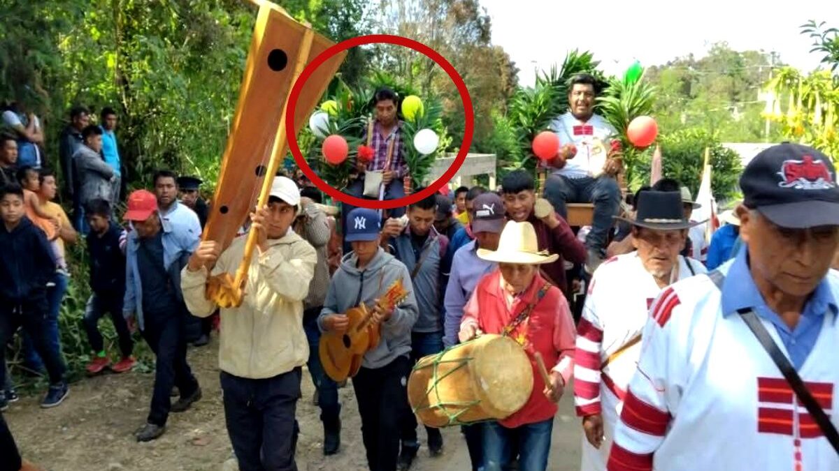 Alcalde en Chiapas pide que lo carguen en hombros para autorizar obra 