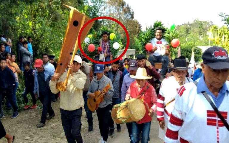 Alcalde en Chiapas pide que lo carguen en hombros para autorizar obra 