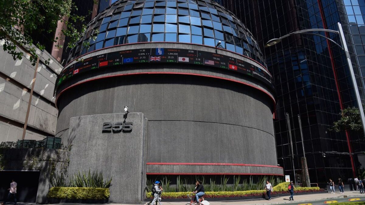 La Bolsa mexicana suma dos sesiones a la baja; Peso también cae 