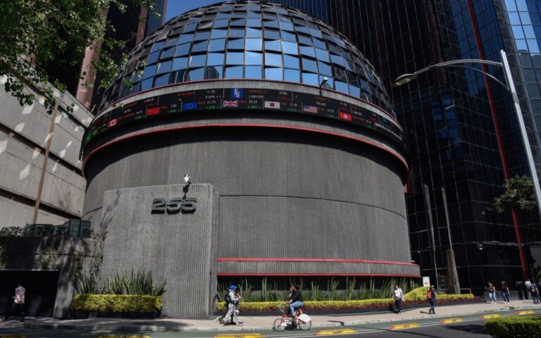 La Bolsa mexicana suma dos sesiones a la baja; Peso también cae 