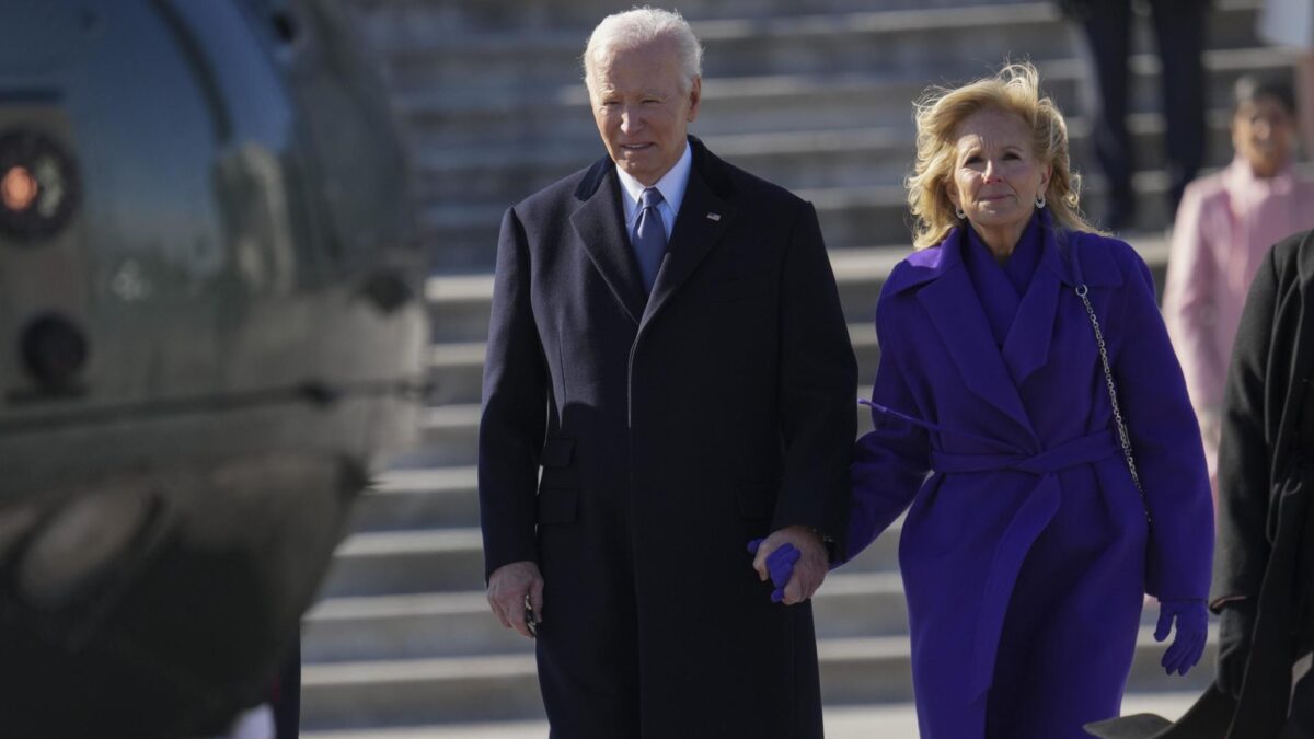 Biden critica los recortes de Trump en su primer discurso desde que dejó el poder