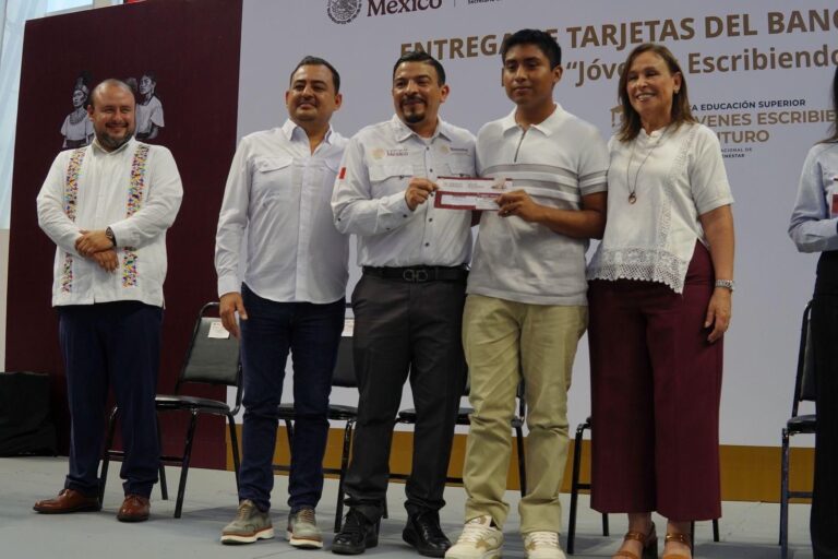Veracruz, primer lugar nacional en entrega de becas: Gómez Cazarín