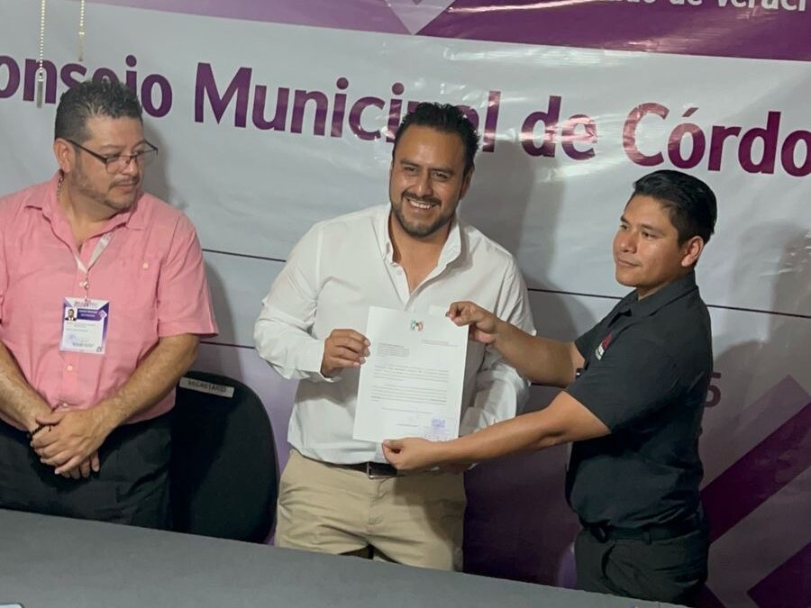 Cumple Enrique Rustrían con protocolo de registro ante OPLE