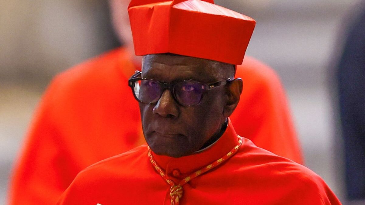 Quién es Robert Sarah, opositor de Francisco y aspirante a ser el primer papa negro