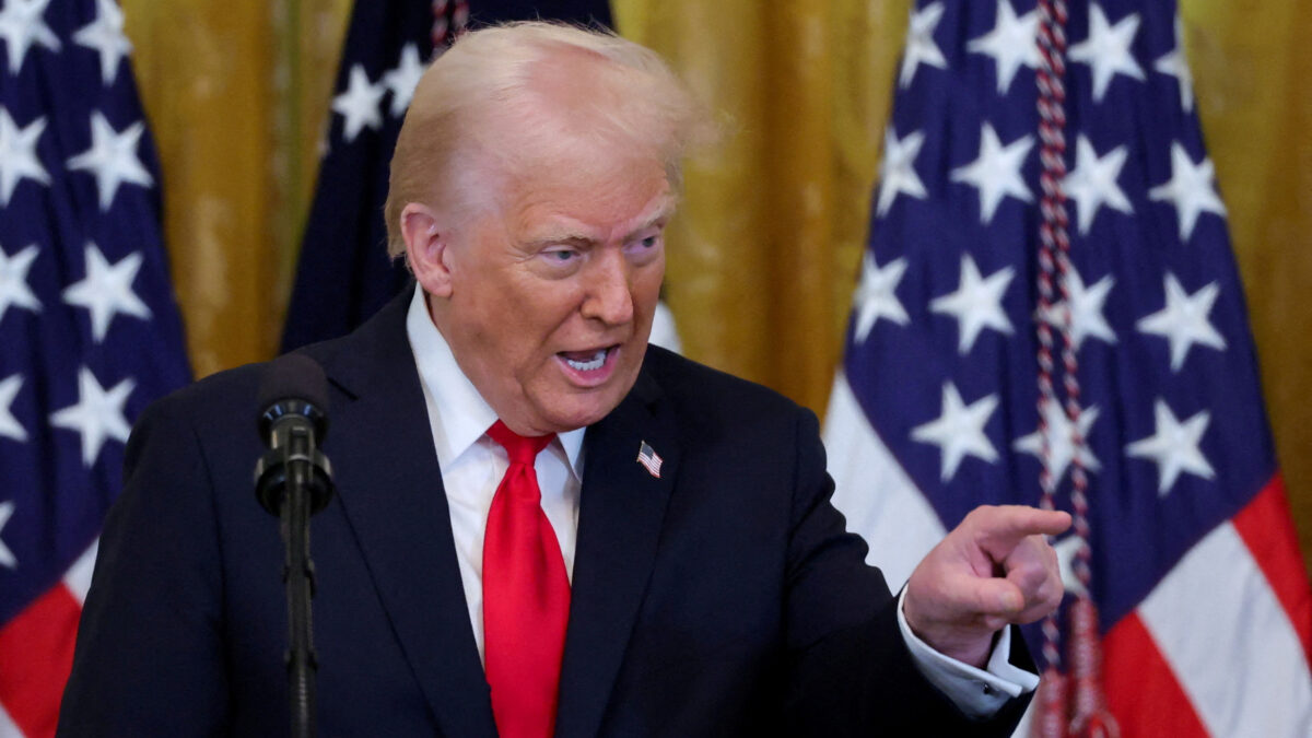 Trump promete “acuerdos justos” a quienes negocien los aranceles, pero descarta una pausa 