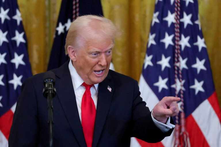Trump promete “acuerdos justos” a quienes negocien los aranceles, pero descarta una pausa 