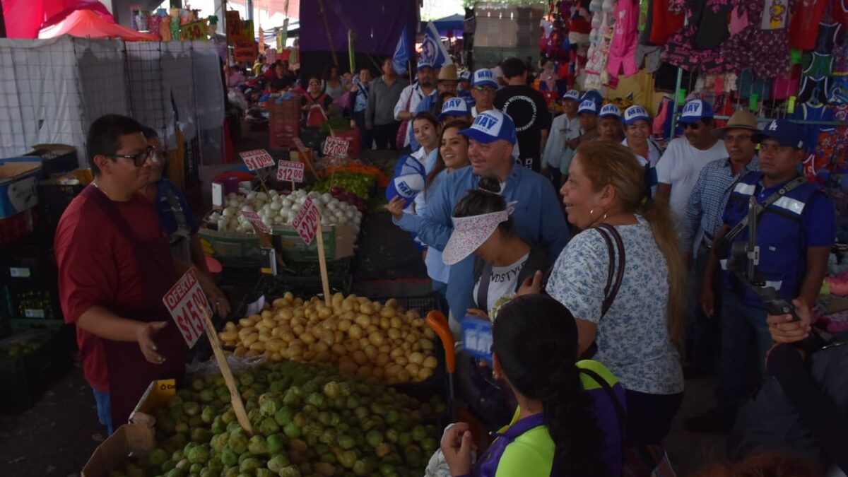 José Antonio May González escucha a comerciantes y vecinos en el Tianguis 21 de Marzo