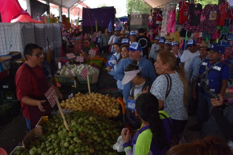 José Antonio May González escucha a comerciantes y vecinos en el Tianguis 21 de Marzo