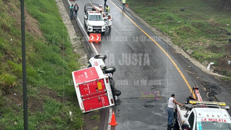 Vuelca camioneta