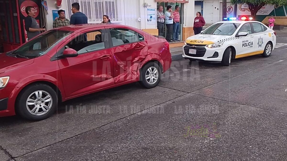 Choca camioneta contra con vehículo