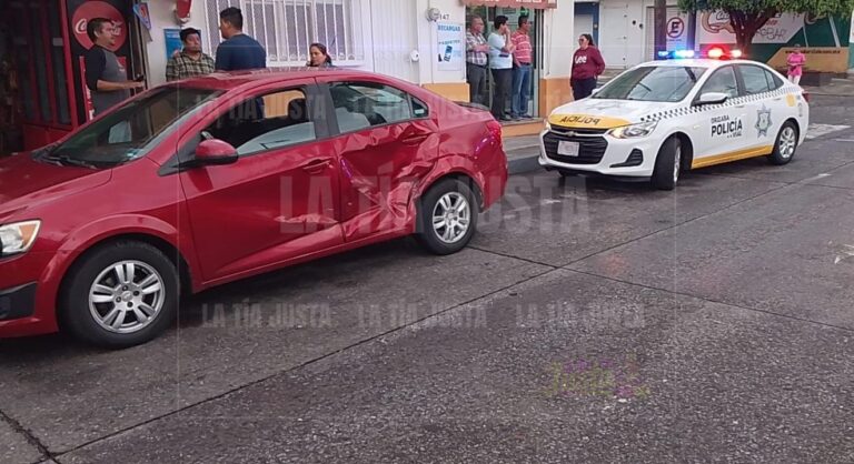 Choca camioneta contra con vehículo