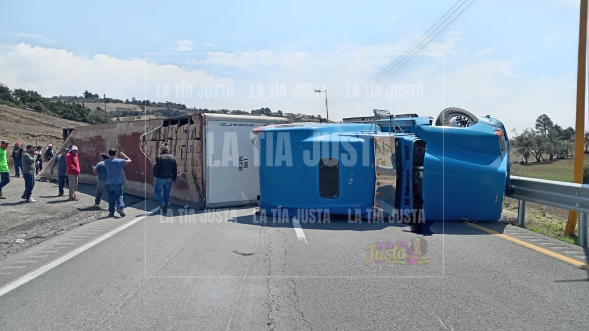 Vuelca tráiler en la Orizaba -Puebla