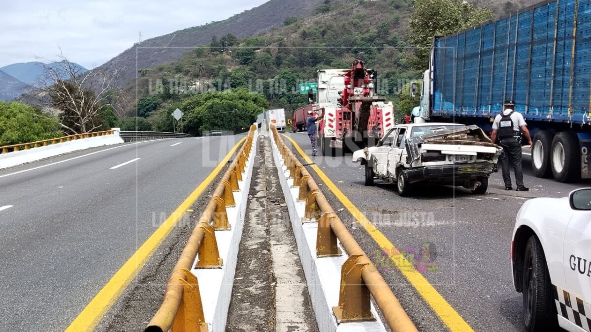 Choque entre tráiler y vehículo deja tres lesionados