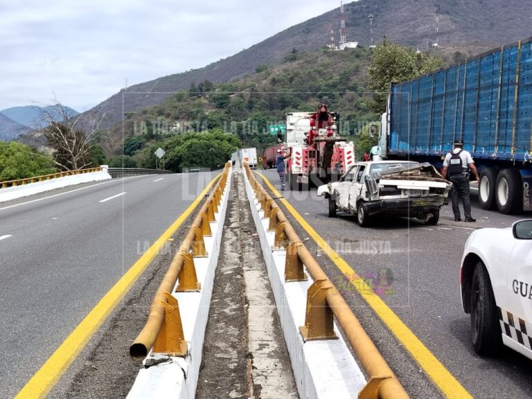 Choque entre tráiler y vehículo deja tres lesionados