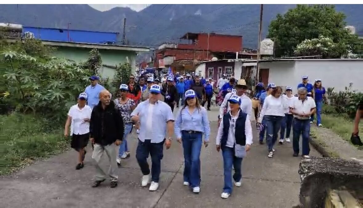Toño May recorre Unidades Habitacionales de la Colonia Álvaro Obregón