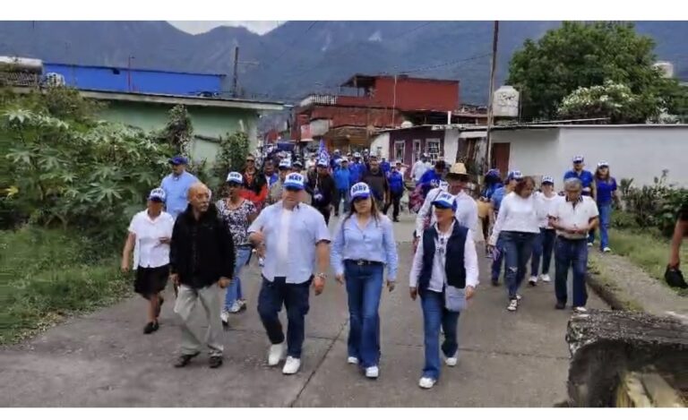Toño May recorre Unidades Habitacionales de la Colonia Álvaro Obregón
