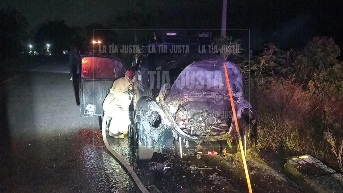 Se incendia VW Sedán sobre la Carretera Federal Córdoba- Veracruz