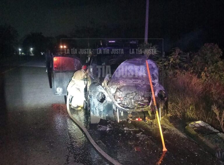 Se incendia VW Sedán sobre la Carretera Federal Córdoba- Veracruz