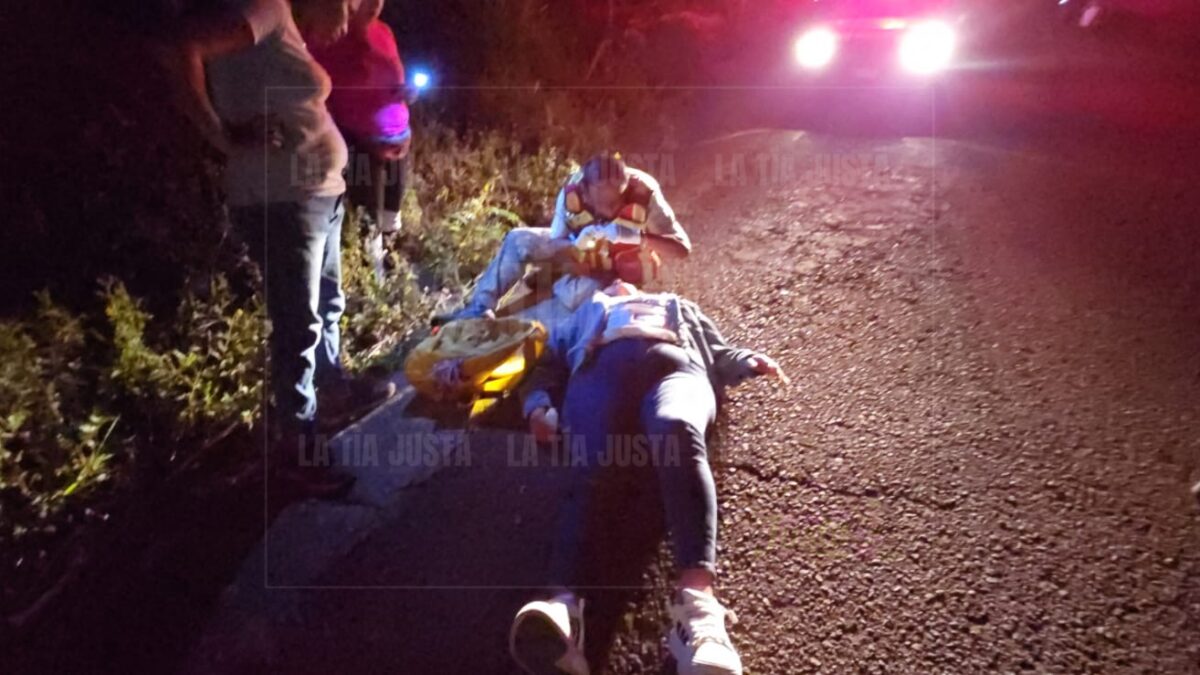 CHOCA CONTRA VEHÍCULO Y RESULTA HERIDA