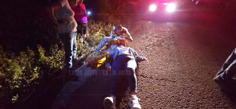 CHOCA CONTRA VEHÍCULO Y RESULTA HERIDA
