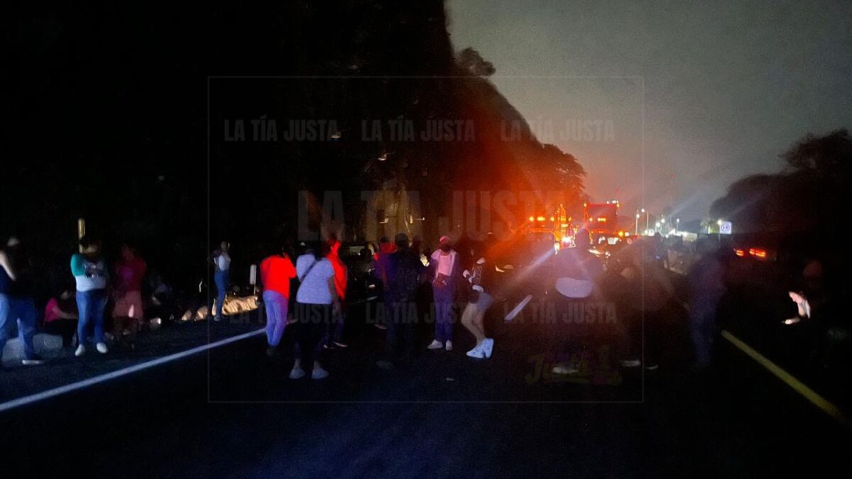 Habitantes de Huiloapan bloquean la autopista; exigen se atienda el incendio en el cerro