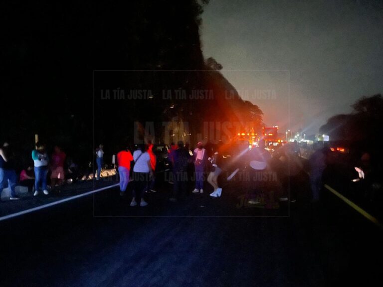 Habitantes de Huiloapan bloquean la autopista; exigen se atienda el incendio en el cerro