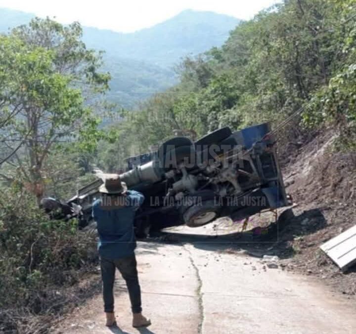 Camión de volteo cae a barranco