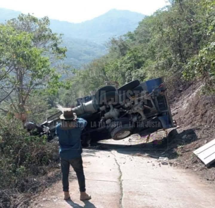 Camión de volteo cae a barranco