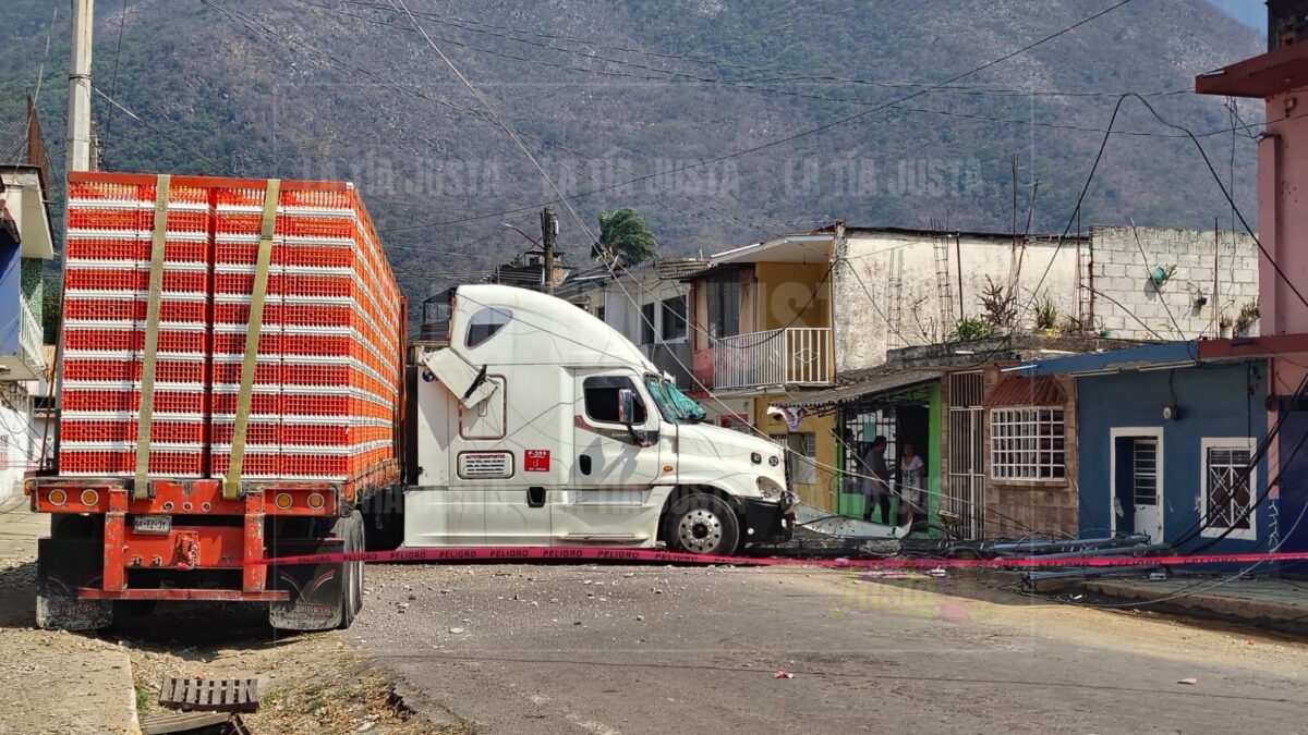Tráiler avícola derriba postes y afecta viviendas en Nogales