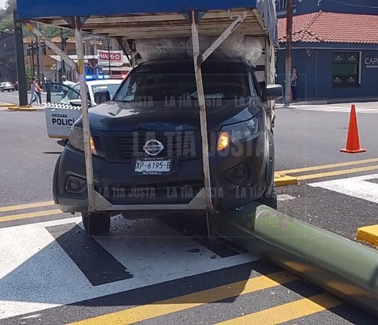 Camioneta derriba semáforo en Calle Real