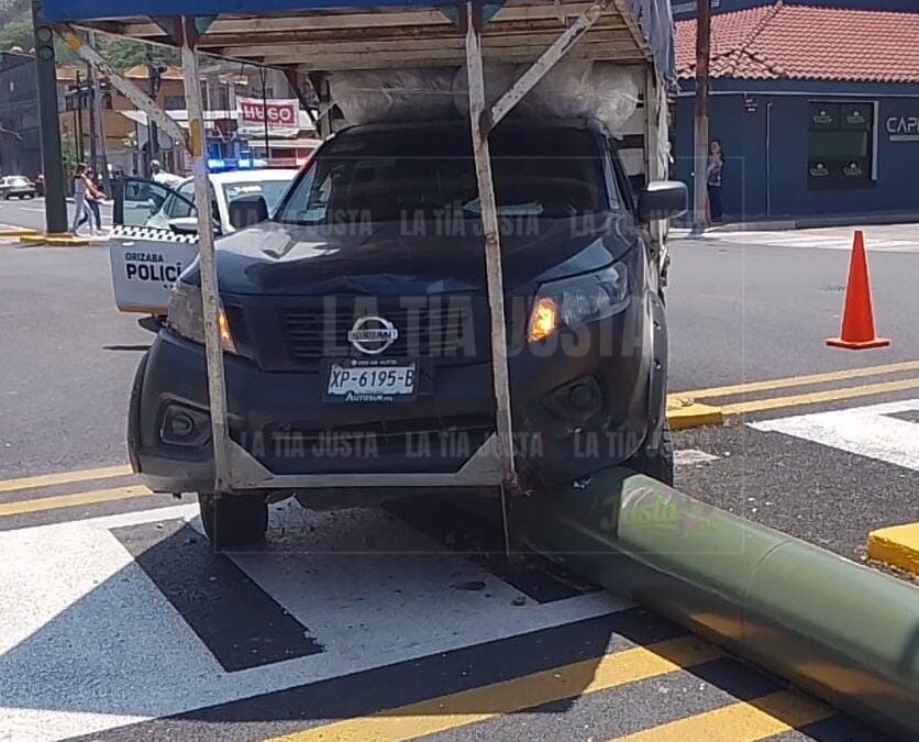 Camioneta derriba semáforo en Calle Real