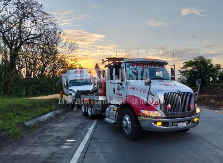 VUELCA TRACTOCAMIÓN EN RANCHO TREJO