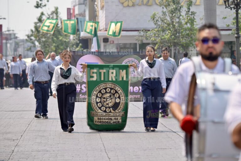 Salen los trabajadores a desfilar para exigir derechos laborales