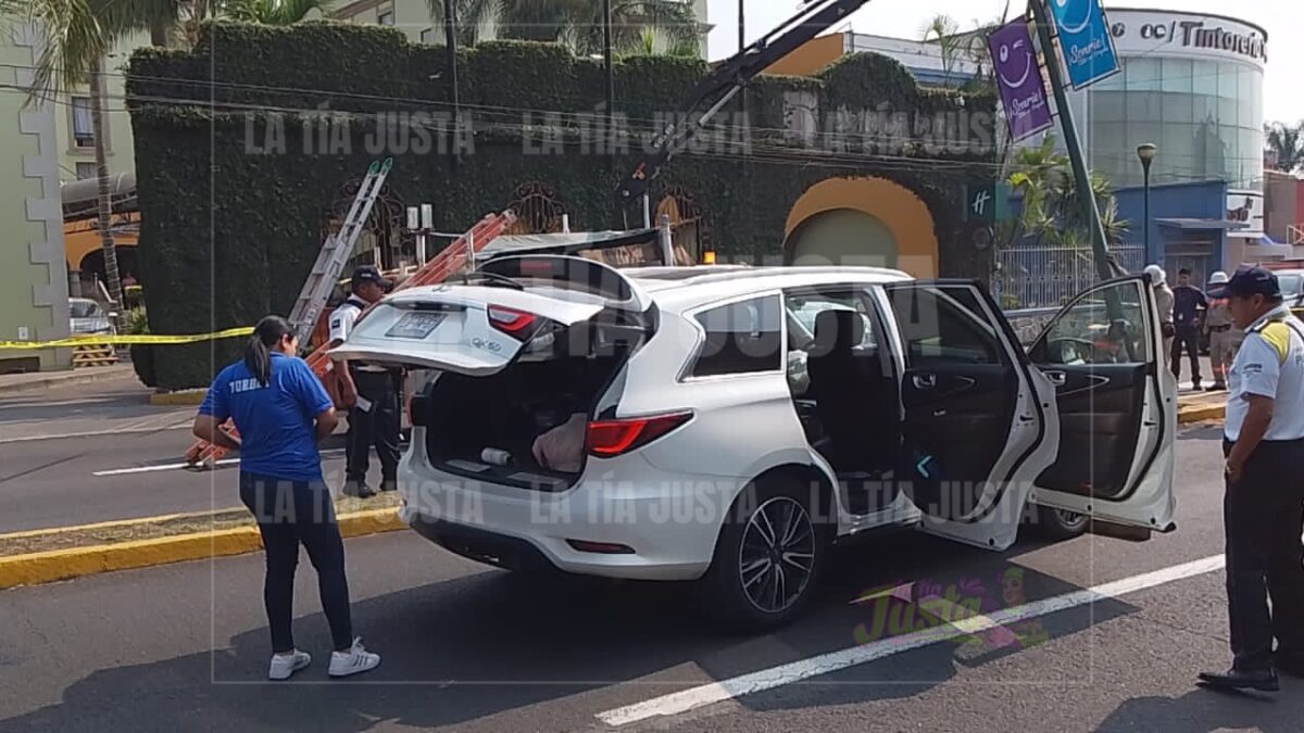 Se accidenta camioneta particular y derriba poste de alumbrado público