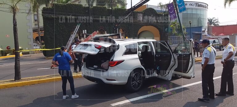 Se accidenta camioneta particular y derriba poste de alumbrado público
