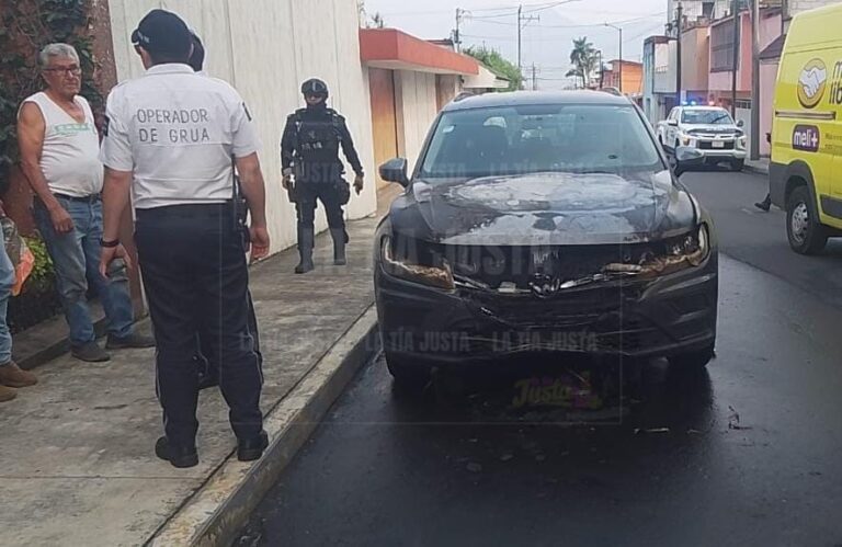 CORTOCIRCUITO PROVOCA INCENDIO DE CAMIONETA
