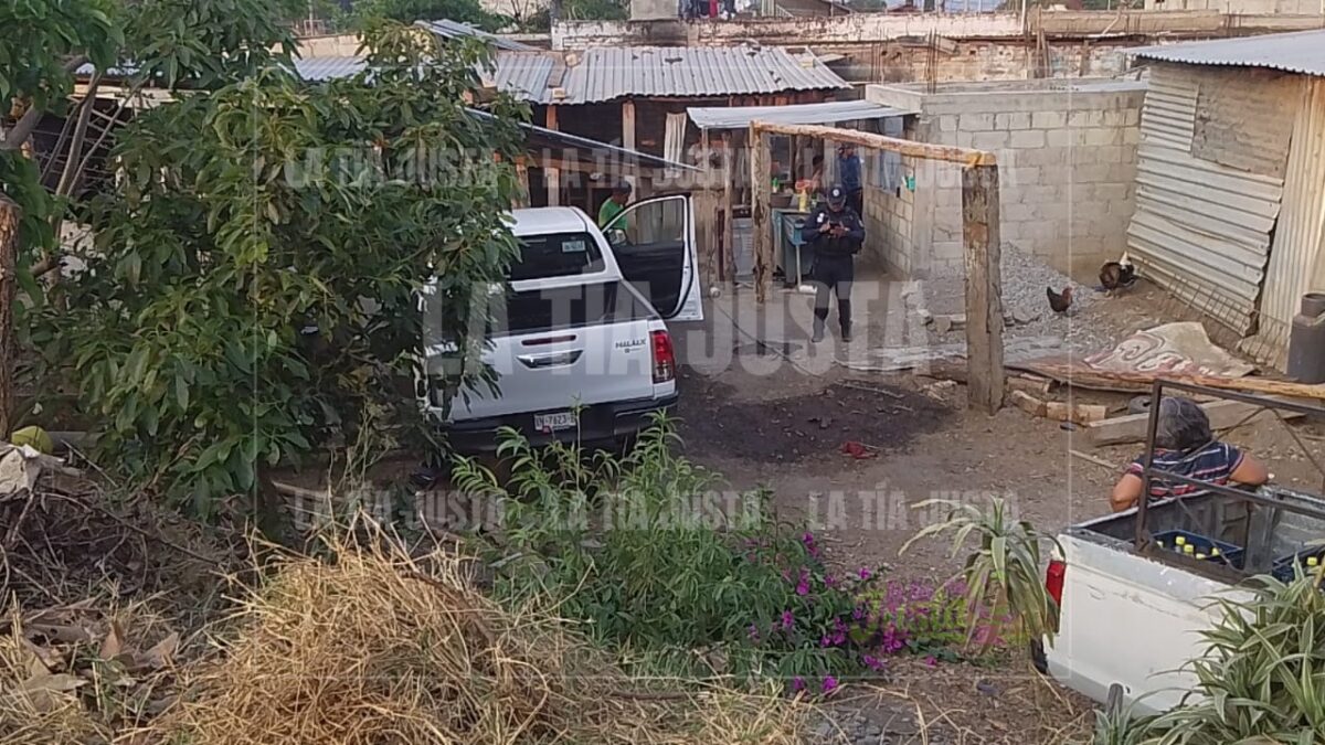Tren embiste camioneta y la proyecta a una vivienda