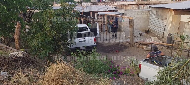 Tren embiste camioneta y la proyecta a una vivienda