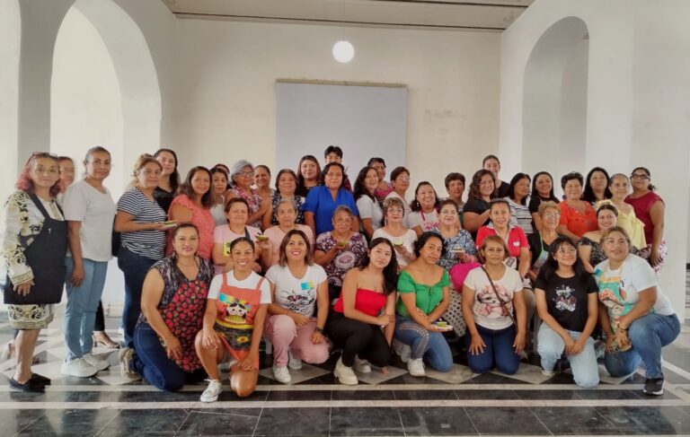 Participan mujeres cordobesas en taller de Velas para Masaje