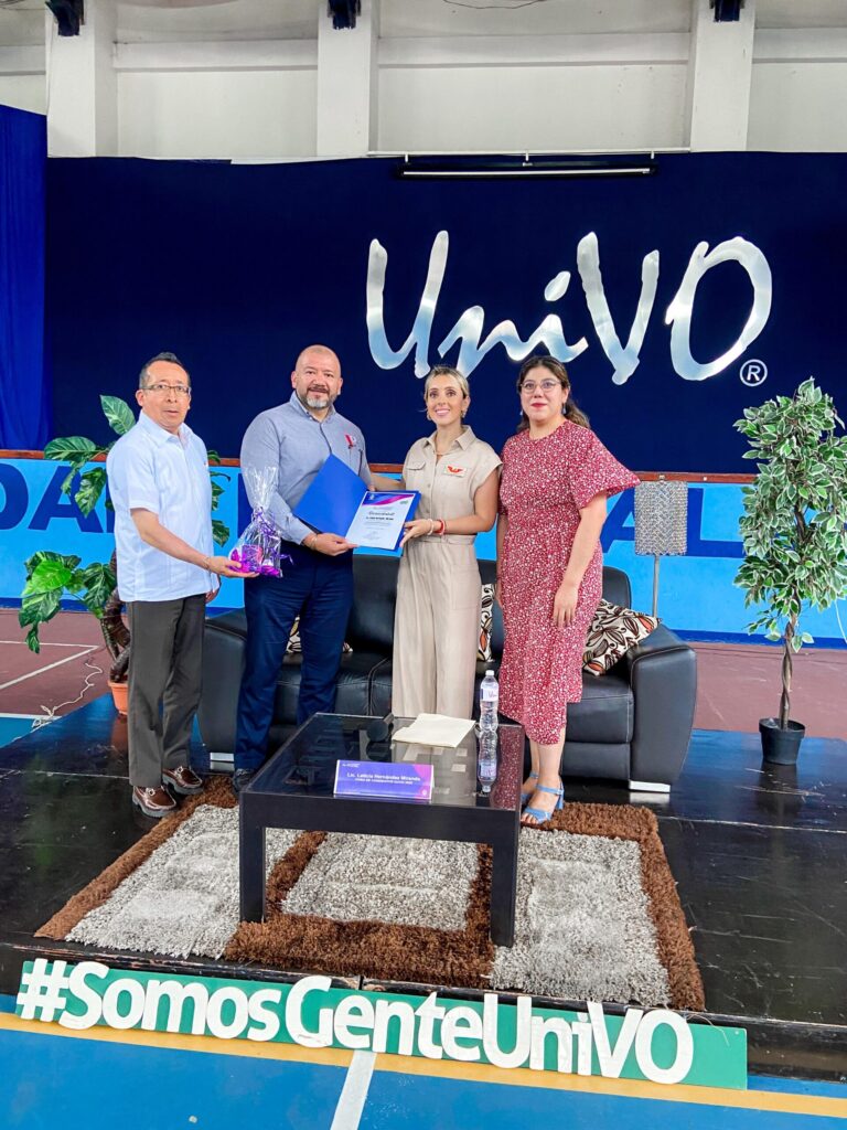 TODO UN ÉXITO LA VISITA DE LETTY HERNÁNDEZ A LA UNIVERSIDAD DEL VALLE DE ORIZABA
